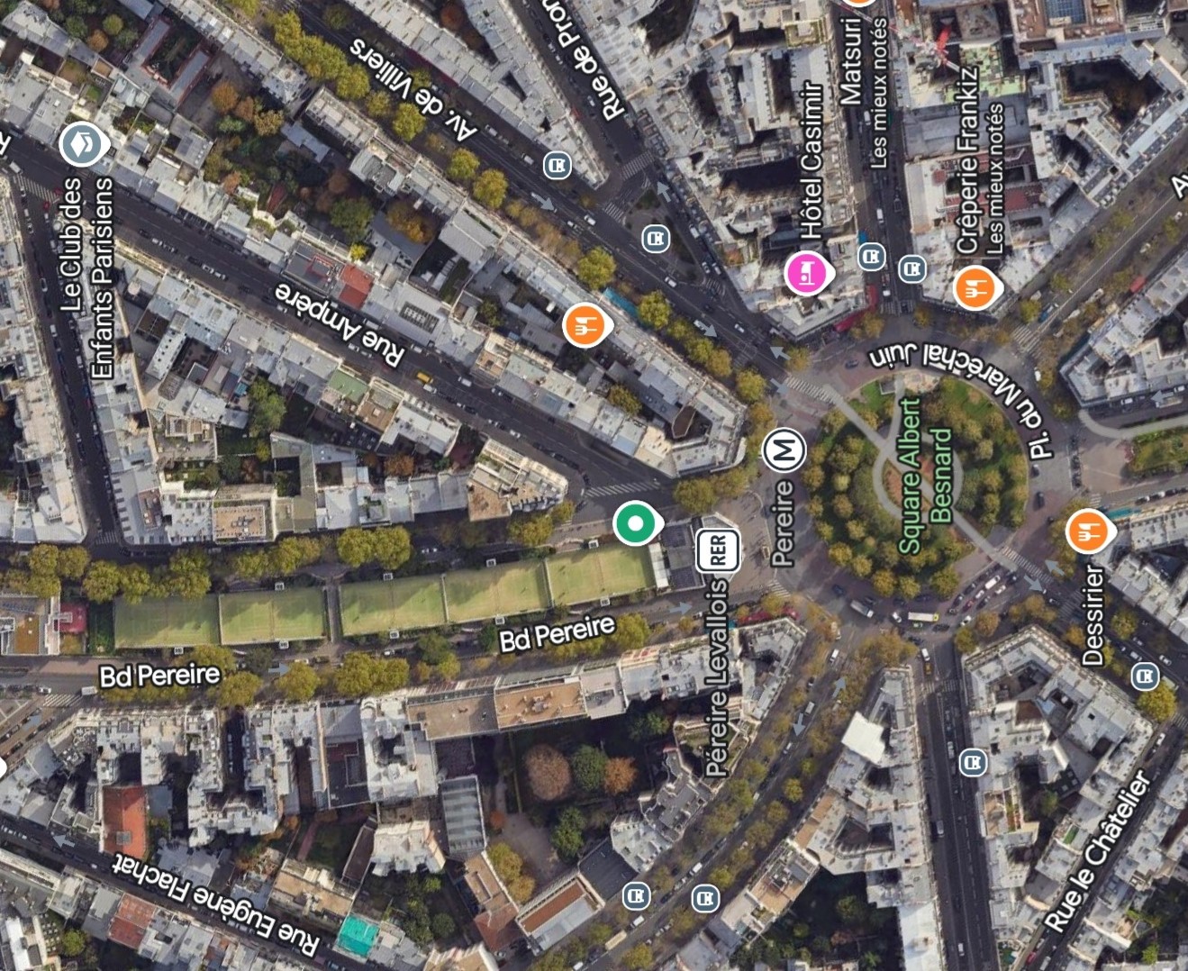 Joueur au Tennis Pereire, boulevard Péreire Paris